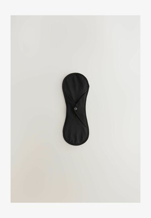 Czarna tkaninowa podkładka o bezszwowym, dopasowanym kształcie. Posiada owalny centralny zamek i gładką teksturę. Idealna do chłonności.