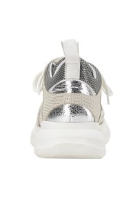 Buty sportowe z metaliczną srebrną siateczką na cholewce, teksturowanymi srebrnymi akcentami i białą gumową podeszwą; wyposażone w pętlę na pięcie i sznurowanie.