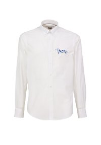 Chemise blanche à manches longues en coton, dotée d'une broderie de chien à motif bleu sur la poitrine gauche. Col et avant à boutons.