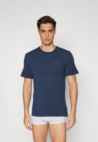 T-shirt de manga curta azul marinho em tecido texturizado com decote redondo. Apresenta o logótipo BOSS discreto no peito e um corte descontraído.