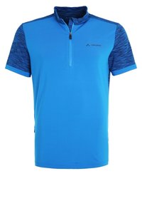 Athletisches kurzärmeliges Shirt in leuchtendem Blau mit Reißverschluss am Kragen, versehen mit strukturierten blauen Akzenten an den Ärmeln und einem Logo auf der Brust.