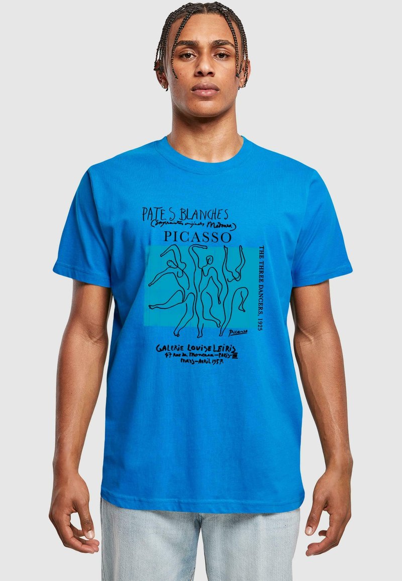 Blå bomulds t-shirt med Picassos illustration "De Tre Dansere" i sort, med tekst og grafik trykt på forsiden.