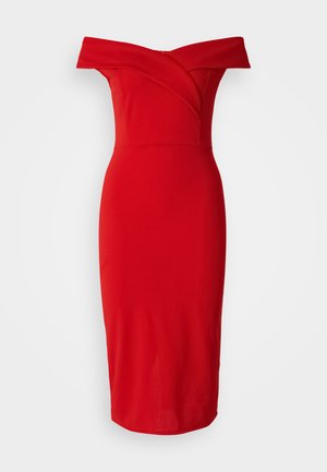 Robe rouge décolletée, avec une silhouette ajustée, réalisée en matériau lisse, dotée d'une fermeture éclair et d'éléments de design superposés.