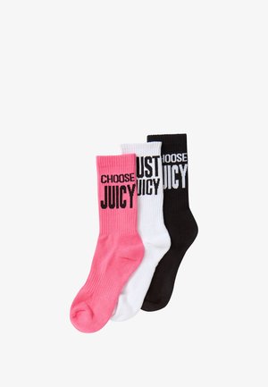 Drie paren crew-lengte sokken: roze met "KIES" en "JUICY," wit met "GEWOON JUICY," en zwart met "KIES" en "JUICY," allemaal geribbeld.