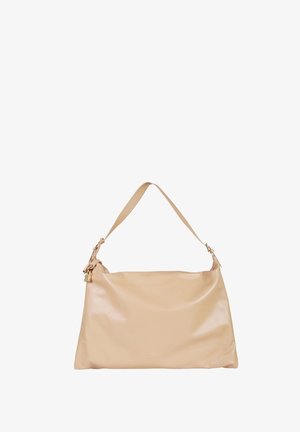 Borsa a tracolla in morbida pelle beige con tracolla regolabile, dettagli in metallo color oro e un lucchetto su un lato.