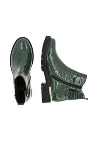 Bottes courtes vert foncé brillantes avec une texture crocodile, semelles noires épaisses, fermetures éclair latérales et détail en métal doré sur le talon.