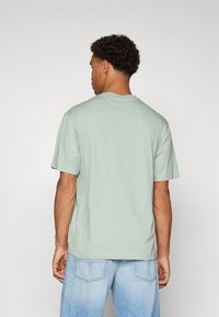 HUGO NAKOREE - Μπλουζάκι με στάμπα - light/pastel green