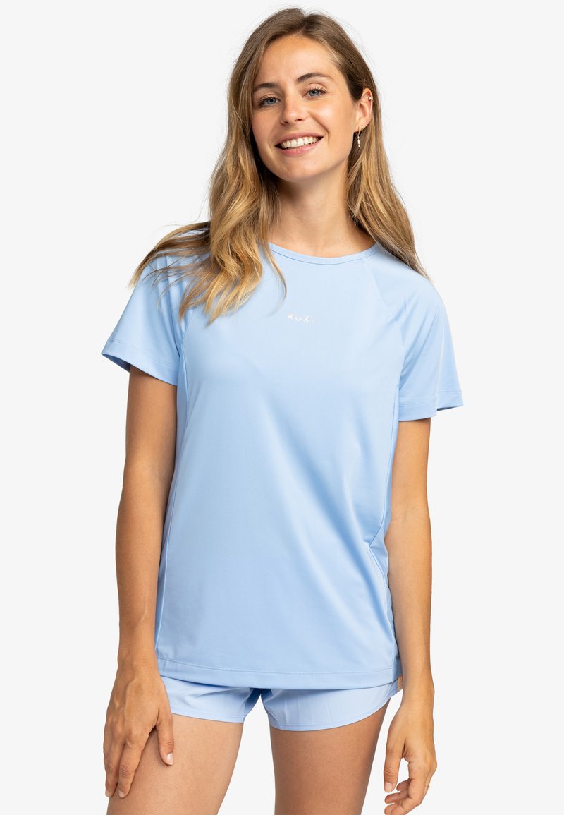Lichtblauw sporttopje met korte mouwen en ronde halslijn, voorzien van een klein logo op de borst, gecombineerd met bijpassende shorts.