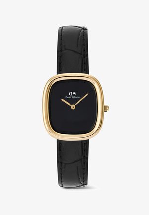 Reloj Daniel Wellington con esfera cuadrada negra, marco dorado, manecillas doradas y correa de cuero negro con textura cosida.