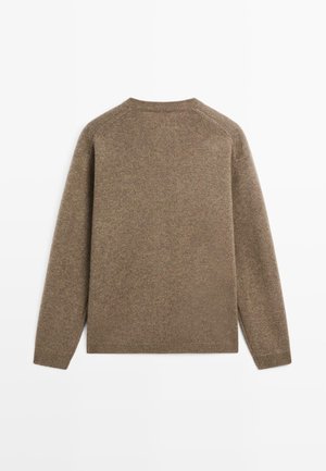Maglione marrone lavorato a maglia con maniche lunghe a raglan, scollatura a girocollo e finitura testurizzata, caratterizzato da una vestibilità leggermente ampia e polsini a costine.