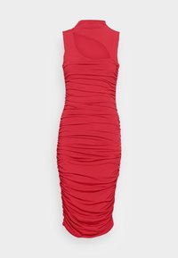 Vestido vermelho sem mangas com tecido franzido, decote alto e detalhe recortado do lado esquerdo, silhueta ajustada que afunila na bainha.