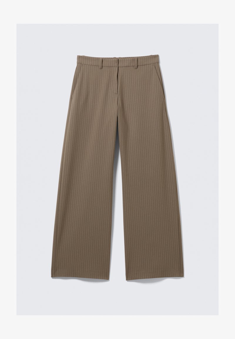 Pantalons larges à rayures brunes avec une texture lisse et un design classique, dotés d'une taille et de plis avant pour un ajustement sur mesure.