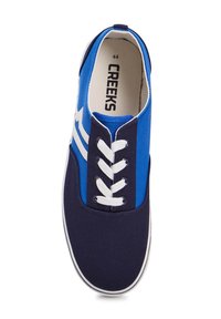 Sneakers in tela blu e navy con lacci bianchi, caratterizzati da una superficie liscia e strisce laterali audaci. Taglia 44, marchio "CREEKS" all'interno.