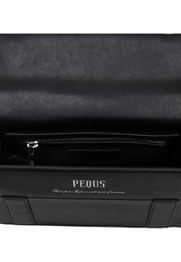 Svart skinnveske med en glatt tekstur som har en glidelåslomme på innsiden. "PEQUS"-logoen trykket i hvitt på forsiden. Enkel design.