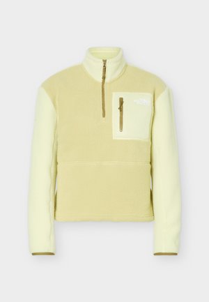 Hellgelber Fleece-Pullover mit Viertel-Reißverschluss vorne, hohem Kragen und Reißverschlusstasche auf der Brust vor weißem Hintergrund.