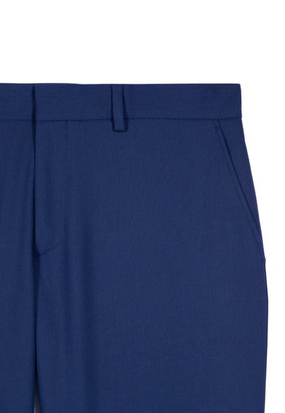 Marineblaue Hose mit glatter Textur, flachem Vorderteil, schrägen Taschen und einem subtilen Texturmuster im Stoff.