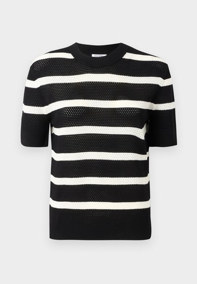 Melnā un baltā svītrainā īsām piedurknēm adīta blūze ar noapaļotu kakla izgriezumu, kurai ir teksturēts raksts un taisna apakšmalu.