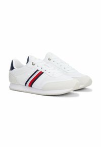 Sneakers bianche con tomaia in tessuto, tallone contrastante blu navy e strisce rosse e blu navy sui lati. Suola in gomma con dettagli testurizzati.