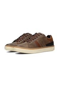 Bruine leren sneakers met donkere accenten, voorzien van ronde veters, een gemêleerd ontwerp en een lichtgekleurde rubberen zool. Drie decoratieve strepen zichtbaar.