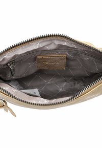 Astuccio con zip dorato, dal rivestimento liscio e foderato in beige. Presenta una tasca con zip e un discreto dettaglio del logo. Design testurizzato.