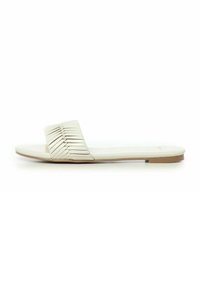 Sandalo flat con una fascia bianca intrecciata e testurizzata. Presenta una suola beige liscia con un design minimalista e senza dettagli in metallo.