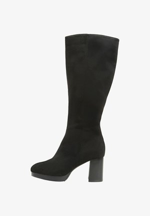 Fekete, térd fölé érő csizma velúr anyagból, kerek orral és masszív blokksarkú kialakítással a stabilitás érdekében. Simább textúra, minimális részletezéssel.