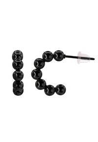 Schwarze perlenbesetzte Ohrstecker, die die Buchstaben "I" und "C" bilden. Die Perlen sind glänzend mit einer glatten Textur, und der Ohrring verfügt über eine klare Rückseite.