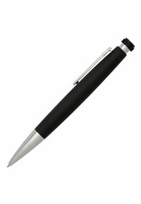 Ballpoint-kynä, jossa on matta musta barrel, hopeiset metallikoristeet, vetokelpoinen muotoilu ja sileä pinta. Sisältää kiinnitysklipsin.