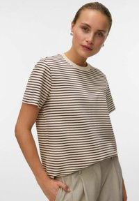 Randig t-shirt i creme med vinröda horisontella linjer. Mjukt tyg, korta ärmar, rund halsringning, avslappnad passform. Försedd med subtila sömnadsdetaljer.