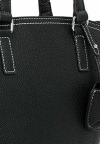Schwarze, strukturierte Lederhandtasche mit doppelten Griffen, weißen Kontrastnähten und silbernem Zubehör auf einem schlichten Hintergrund.