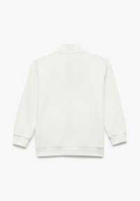 Sudadera blanca texturizada con cuello alto, mangas largas y puños de canalé. La parte trasera presenta un diseño simple y limpio.