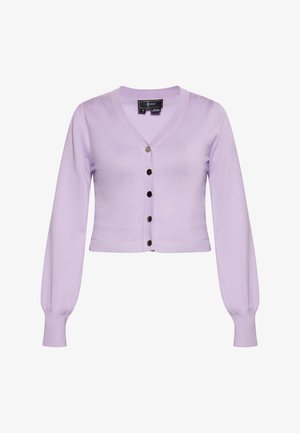 Fioletowy krótki kardigan z gładkiej dzianiny. Ma dekolt w serek, sześć czarnych guzików z przodu i dopasowane ściągacze na rękawach.
