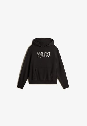 Sudadera negra con capucha, bolsillo frontal y letras góticas florales blancas centradas en el pecho.