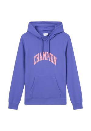 Fioletowa bluza z kapturem wykonana z miękkiej tkaniny, z kieszenią typu kangur i białym wzorem tekstu "CHAMPION" w łukowym układzie na przodzie.