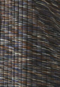 Tecido texturizado com um padrão de xadrez em cores quentes como castanho, azul e creme, intercalado com riscas verticais.