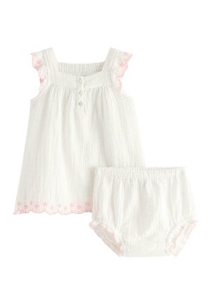 Robe blanche sans manches pour bébé avec broderie florale rose et bloomer assorti avec bordure rose.