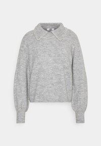 Pull en maille gris clair à manches longues avec un col pointu décoré de petites perles blanches.
