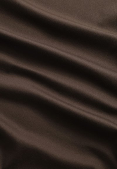 Tissu marron foncé avec une texture lisse, présentant des plis doux et un léger brillant. Le matériau semble léger et se drape facilement.