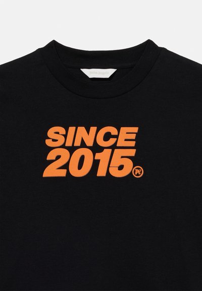 Μαύρο T-shirt με στρογγυλή λαιμόκοψη και έντονο πορτοκαλί κείμενο "ΑΠΟ ΤΟ 2015" στο κέντρο του στήθους.