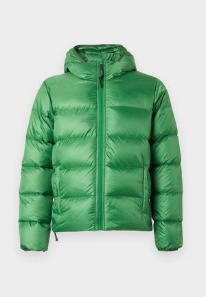 Grön pufferjacka med kviltade sektioner, huva och framdragkedja. Materialet är glänsande och slätt, med en lättviktig, isolerad design.