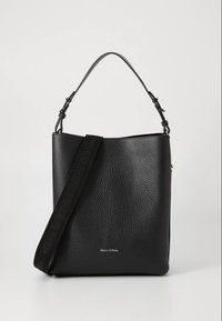 Mala saco em pele preta com acabamento texturizado, com uma pega curta e uma alça longa com marca. Design minimalista com detalhe do logotipo.