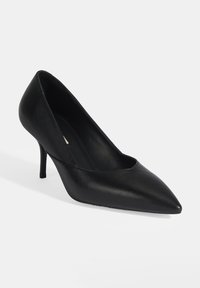 Escarpin noir en cuir avec un design à bout pointu, une silhouette épurée et un talon fin. Texture lisse et accents minimaux.