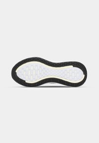 Nike Performance VOMERO PLUS - Tenisice za cestovno trčanje - black/white/cool grey/metallic dark grey/summit white