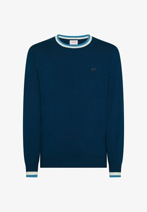 Maglione blu navy con collo a girocollo, colletto e polsini a coste di un blu chiaro e bianco a contrasto, con un piccolo logo sul petto.