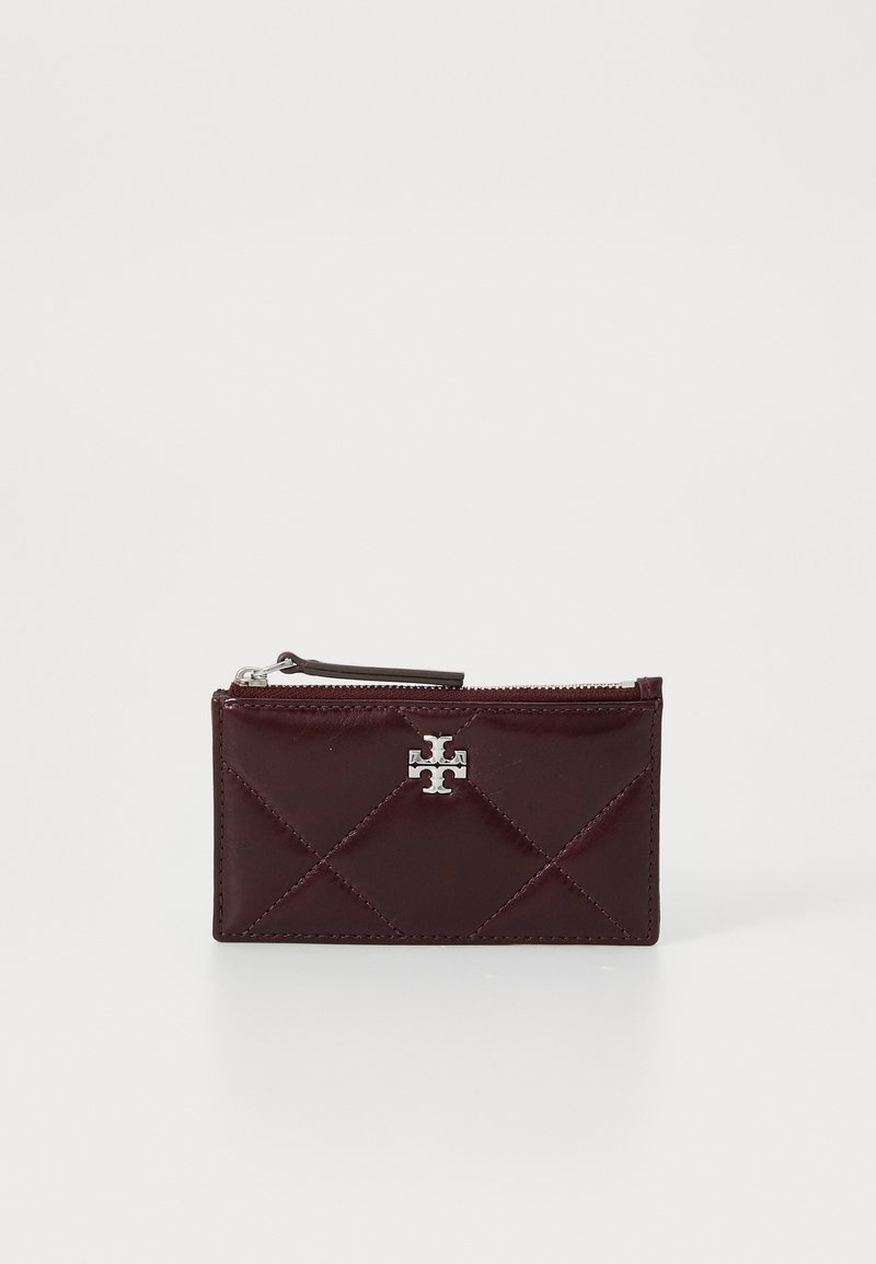 Burgundi odos kortelių laikiklis su giliu raštu, sidabriniu logotipu, užtrauktuko uždarymu ir tekstūruotu paviršiumi. Kompaktiška ir stačiakampio formos.