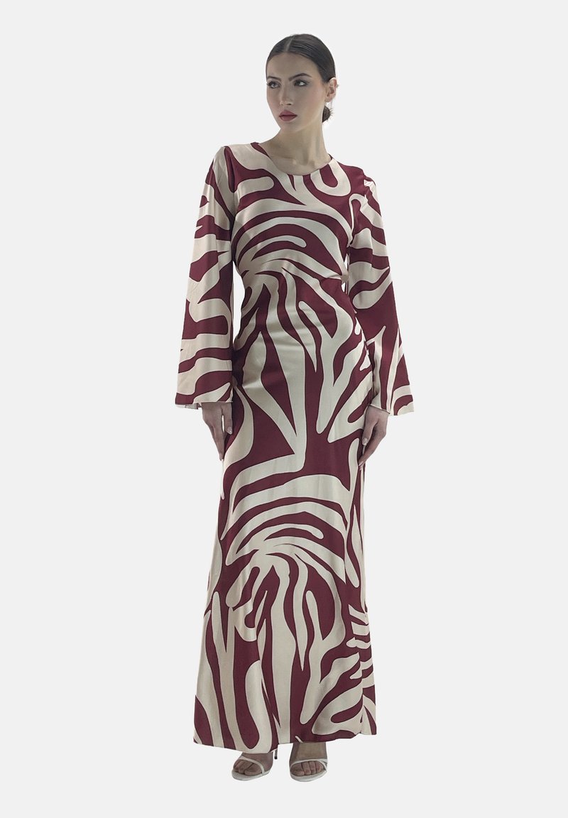 Lång, figurnära klänning i kräm och burgundy med ett vågigt, abstrakt mönster. Har långa ärmar och en rak, golvlång design.