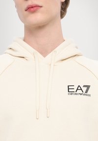 EA7 Emporio Armani FELPA - Melegítőfelső - whitecap/gray