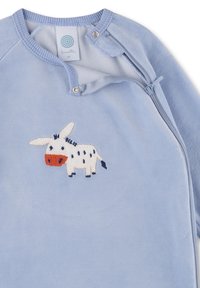 Hellblaues Fleece-Einteiler mit einem Reißverschluss auf der Vorderseite, rundem Hals und einer Schafstickerei in weiß und schwarz mit einem orangefarbenen Gesicht.