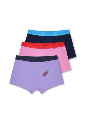 Tre par boksershorts i marineblå med blå linning, pink med rød linning og lilla med sort linning med et lille aubergine-grafik.