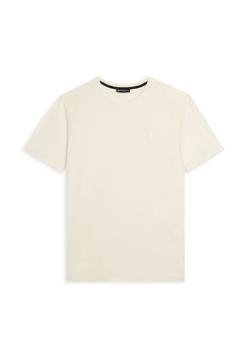 T-shirt crema a maniche corte con colletto a girocollo e testo in rilievo sottile sul petto, adagiato su uno sfondo bianco.